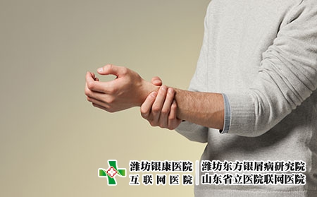 摄图网_501528683_青年男性手腕疼痛（企业商用）