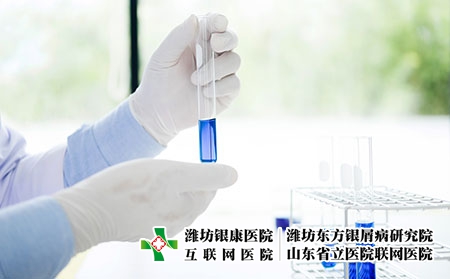 摄图网_302025774_在实验室工作的亚洲科学研究员持有测试管并使用化学制造进行液溶分析（企业商用）