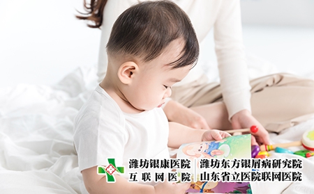 摄图网_501154824_婴儿翻阅书籍（企业商用）遗传