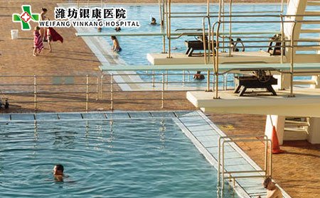 额头出现白斑是怎么回事?白癜风危害有哪些?