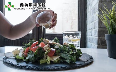 手指出现白癜风怎么办?应该如何护理?